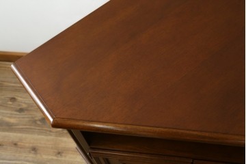 中古　美品　お部屋の隅をおしゃれに活用できるコーナーキャビネット　(R-072969)