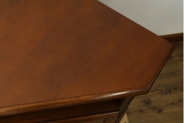 中古　美品　お部屋の隅をおしゃれに活用できるコーナーキャビネット　(R-072969)