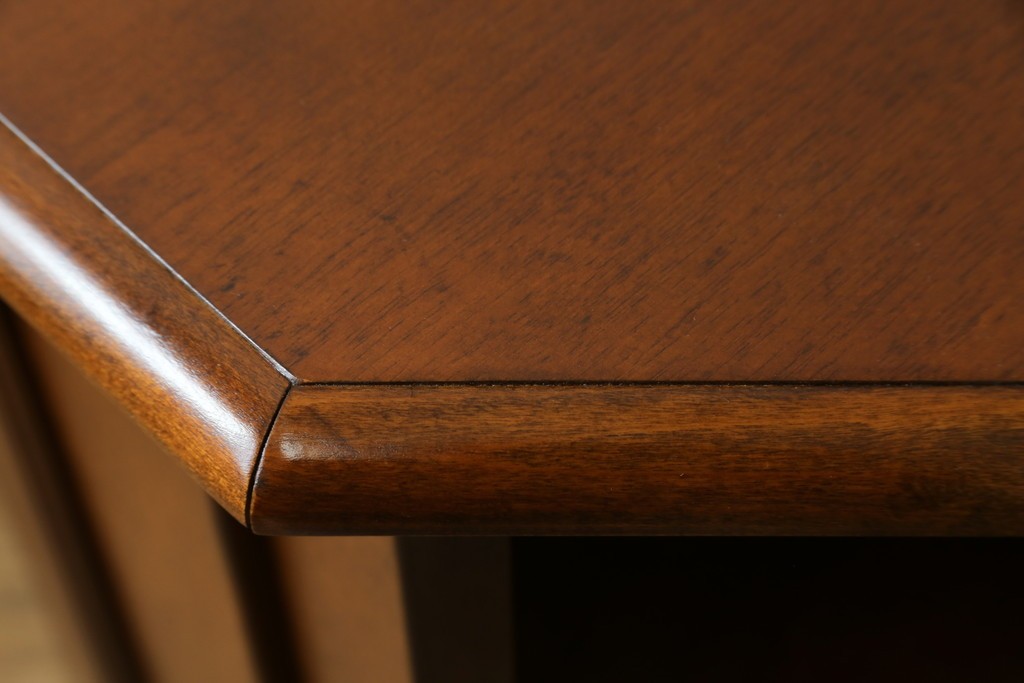 中古　美品　お部屋の隅をおしゃれに活用できるコーナーキャビネット　(R-072969)