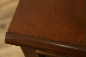 中古　美品　お部屋の隅をおしゃれに活用できるコーナーキャビネット　(R-072969)