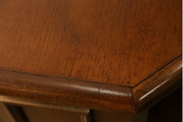 中古　美品　お部屋の隅をおしゃれに活用できるコーナーキャビネット　(R-072969)