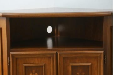 中古　美品　お部屋の隅をおしゃれに活用できるコーナーキャビネット　(R-072969)