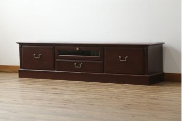中古　美品　IDC大塚家具　「グレース」シリーズ　マホガニー材　シックな佇まいが魅力的なテレビボード(テレビ台、ローボード、AVボード、リビングボード、ローチェスト、引き出し)(定価約16万5千円)(R-072971)