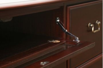 中古　美品　IDC大塚家具　「グレース」シリーズ　マホガニー材　シックな佇まいが魅力的なテレビボード(テレビ台、ローボード、AVボード、リビングボード、ローチェスト、引き出し)(定価約16万5千円)(R-072971)