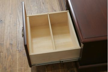 中古　美品　IDC大塚家具　「グレース」シリーズ　マホガニー材　シックな佇まいが魅力的なテレビボード(テレビ台、ローボード、AVボード、リビングボード、ローチェスト、引き出し)(定価約16万5千円)(R-072971)