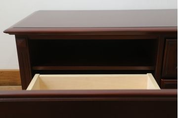 中古　美品　IDC大塚家具　「グレース」シリーズ　マホガニー材　シックな佇まいが魅力的なテレビボード(テレビ台、ローボード、AVボード、リビングボード、ローチェスト、引き出し)(定価約16万5千円)(R-072971)