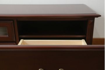 中古　美品　IDC大塚家具　「グレース」シリーズ　マホガニー材　シックな佇まいが魅力的なテレビボード(テレビ台、ローボード、AVボード、リビングボード、ローチェスト、引き出し)(定価約16万5千円)(R-072971)