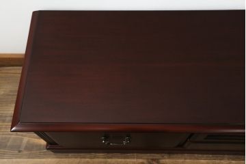 中古　美品　IDC大塚家具　「グレース」シリーズ　マホガニー材　シックな佇まいが魅力的なテレビボード(テレビ台、ローボード、AVボード、リビングボード、ローチェスト、引き出し)(定価約16万5千円)(R-072971)