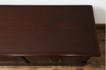 中古　美品　IDC大塚家具　「グレース」シリーズ　マホガニー材　シックな佇まいが魅力的なテレビボード(テレビ台、ローボード、AVボード、リビングボード、ローチェスト、引き出し)(定価約16万5千円)(R-072971)