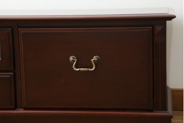 中古　美品　IDC大塚家具　「グレース」シリーズ　マホガニー材　シックな佇まいが魅力的なテレビボード(テレビ台、ローボード、AVボード、リビングボード、ローチェスト、引き出し)(定価約16万5千円)(R-072971)