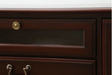 中古　美品　IDC大塚家具　「グレース」シリーズ　マホガニー材　シックな佇まいが魅力的なテレビボード(テレビ台、ローボード、AVボード、リビングボード、ローチェスト、引き出し)(定価約16万5千円)(R-072971)