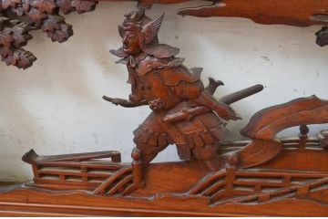 アンティーク建具　激レア　希少!!　最高級　山本博作　漆塗り　楠(クス)材　美談武者八景の浮世絵を彷彿!!　緻密な意匠が躍動感と雅やかさを表現する彫刻欄間1枚(明り取り、明かり取り、在銘有り)(R-072972)