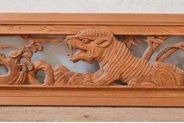アンティーク建具　希少デザイン　躍動感溢れる虎の彫りが目を惹く彫刻欄間1枚(明り取り、明かり取り)(R-072973)