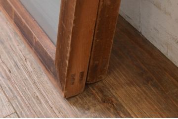 アンティーク建具　片面すりガラス　透かし彫り入り　どこか懐かしい雰囲気を醸し出すガラス欄間2枚セット(明り取り、明かり取り)(R-072975)