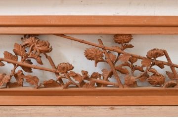 アンティーク建具　井波彫刻　光雪作　生命力に溢れた菊の彫りが目を惹く彫刻欄間2枚セット(明かり取り、明り取り、在銘有り)(R-072980)