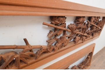 アンティーク建具　井波彫刻　光雪作　生命力に溢れた菊の彫りが目を惹く彫刻欄間2枚セット(明かり取り、明り取り、在銘有り)(R-072980)