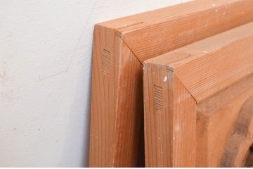 アンティーク建具　井波彫刻　光雪作　生命力に溢れた菊の彫りが目を惹く彫刻欄間2枚セット(明かり取り、明り取り、在銘有り)(R-072980)
