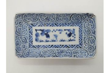 江戸期　大明成化年製　古伊万里　染付　蛸唐草　松竹梅文　約21cm　6.7寸　意匠を凝らしたデザインが素敵な長皿2枚セット(角皿、和皿、和食器、六寸七分)(R-073026)