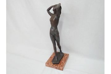 無銘　裸婦像　高さ約49cm　重量約6.44kg　女性らしさを感じるしぐさの表現が見事なブロンズ像(置物、オブジェ、女性像、箱なし)(R-073027)