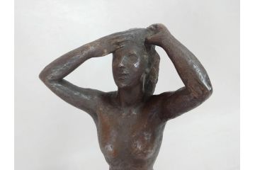 無銘　裸婦像　高さ約49cm　重量約6.44kg　女性らしさを感じるしぐさの表現が見事なブロンズ像(置物、オブジェ、女性像、箱なし)(R-073027)