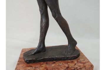 無銘　裸婦像　高さ約49cm　重量約6.44kg　女性らしさを感じるしぐさの表現が見事なブロンズ像(置物、オブジェ、女性像、箱なし)(R-073027)