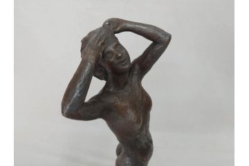 無銘　裸婦像　高さ約49cm　重量約6.44kg　女性らしさを感じるしぐさの表現が見事なブロンズ像(置物、オブジェ、女性像、箱なし)(R-073027)