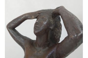 無銘　裸婦像　高さ約49cm　重量約6.44kg　女性らしさを感じるしぐさの表現が見事なブロンズ像(置物、オブジェ、女性像、箱なし)(R-073027)