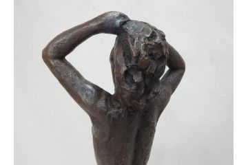 無銘　裸婦像　高さ約49cm　重量約6.44kg　女性らしさを感じるしぐさの表現が見事なブロンズ像(置物、オブジェ、女性像、箱なし)(R-073027)
