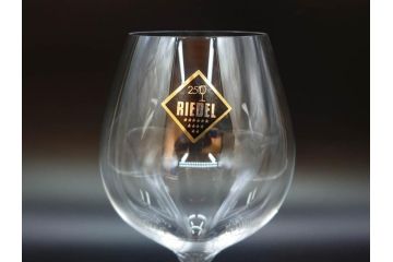 未使用品　オーストリア　RIEDEL(リーデル)　ヴィノム　250周年記念　ピノ・ノワール　ネッビオーロ　上品な佇まいが魅力のグラス4客セット(ワイン、箱付き)(R-073036)