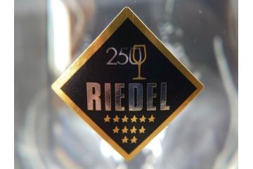 未使用品　オーストリア　RIEDEL(リーデル)　ヴィノム　250周年記念　ピノ・ノワール　ネッビオーロ　上品な佇まいが魅力のグラス4客セット(ワイン、箱付き)(R-073036)