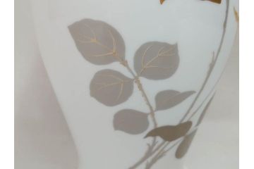 大倉陶園(OKURA、OAC)　金蝕バラ　モダンなデザインで気品溢れる花器(OKURA CHINA、エッチング、金くさらし、花瓶、花入、フラワーベース、ケース付き)(R-073037)