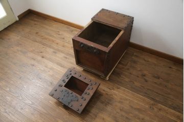 和製アンティーク　超特大モンスターサイズ!!　総欅(ケヤキ)材　厚手金具　なかなかお目にかかれない大きさの特注銭箱(銭函)(R-073042)
