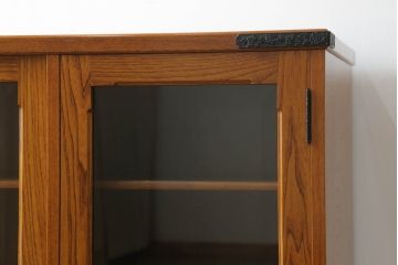 中古　美品　欅(ケヤキ)材　和モダンな空間づくりにおすすめの水屋箪笥サイドボード(食器棚、収納棚、戸棚、飾り棚、茶箪笥、サイドキャビネット)(R-073044)