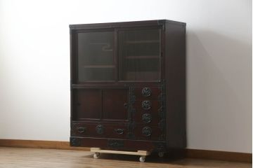  中古　美品!!　仙台民芸箪笥(仙台箪笥)　欅産業　漆塗り　落ち着いた佇まいで和の空間を引き立てる茶箪笥(茶棚、食器棚、収納棚、飾り棚、キャビネット)(R-073048)