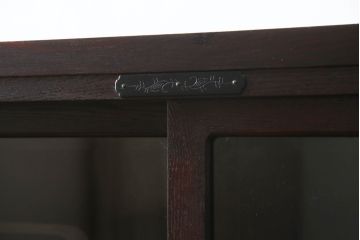  中古　美品!!　仙台民芸箪笥(仙台箪笥)　欅産業　漆塗り　落ち着いた佇まいで和の空間を引き立てる茶箪笥(茶棚、食器棚、収納棚、飾り棚、キャビネット)(R-073048)