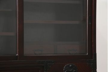  中古　美品!!　仙台民芸箪笥(仙台箪笥)　欅産業　漆塗り　落ち着いた佇まいで和の空間を引き立てる茶箪笥(茶棚、食器棚、収納棚、飾り棚、キャビネット)(R-073048)