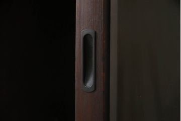  中古　美品!!　仙台民芸箪笥(仙台箪笥)　欅産業　漆塗り　落ち着いた佇まいで和の空間を引き立てる茶箪笥(茶棚、食器棚、収納棚、飾り棚、キャビネット)(R-073048)