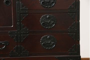  中古　美品!!　仙台民芸箪笥(仙台箪笥)　欅産業　漆塗り　落ち着いた佇まいで和の空間を引き立てる茶箪笥(茶棚、食器棚、収納棚、飾り棚、キャビネット)(R-073048)