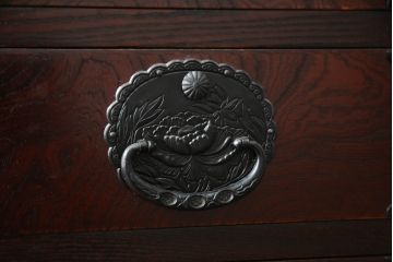  中古　美品!!　仙台民芸箪笥(仙台箪笥)　欅産業　漆塗り　落ち着いた佇まいで和の空間を引き立てる茶箪笥(茶棚、食器棚、収納棚、飾り棚、キャビネット)(R-073048)