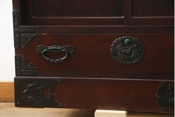  中古　美品!!　仙台民芸箪笥(仙台箪笥)　欅産業　漆塗り　落ち着いた佇まいで和の空間を引き立てる茶箪笥(茶棚、食器棚、収納棚、飾り棚、キャビネット)(R-073048)