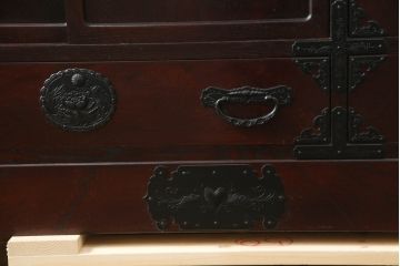  中古　美品!!　仙台民芸箪笥(仙台箪笥)　欅産業　漆塗り　落ち着いた佇まいで和の空間を引き立てる茶箪笥(茶棚、食器棚、収納棚、飾り棚、キャビネット)(R-073048)