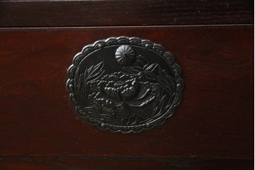  中古　美品!!　仙台民芸箪笥(仙台箪笥)　欅産業　漆塗り　落ち着いた佇まいで和の空間を引き立てる茶箪笥(茶棚、食器棚、収納棚、飾り棚、キャビネット)(R-073048)