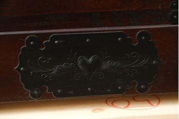  中古　美品!!　仙台民芸箪笥(仙台箪笥)　欅産業　漆塗り　落ち着いた佇まいで和の空間を引き立てる茶箪笥(茶棚、食器棚、収納棚、飾り棚、キャビネット)(R-073048)