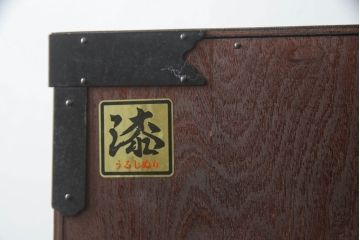  中古　美品!!　仙台民芸箪笥(仙台箪笥)　欅産業　漆塗り　落ち着いた佇まいで和の空間を引き立てる茶箪笥(茶棚、食器棚、収納棚、飾り棚、キャビネット)(R-073048)