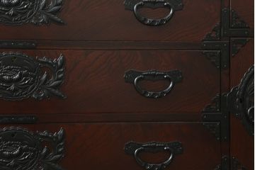 中古　美品　仙台民芸箪笥(仙台箪笥)　欅産業　凝ったつくりの大振りの金具が目を惹く仙台箪笥サイドボード(サイドチェスト、ローチェスト、収納箪笥、衣装箪笥、引き出し)(R-073049)