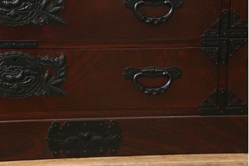 中古　美品　仙台民芸箪笥(仙台箪笥)　欅産業　凝ったつくりの大振りの金具が目を惹く仙台箪笥サイドボード(サイドチェスト、ローチェスト、収納箪笥、衣装箪笥、引き出し)(R-073049)