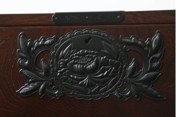 中古　美品　仙台民芸箪笥(仙台箪笥)　欅産業　凝ったつくりの大振りの金具が目を惹く仙台箪笥サイドボード(サイドチェスト、ローチェスト、収納箪笥、衣装箪笥、引き出し)(R-073049)