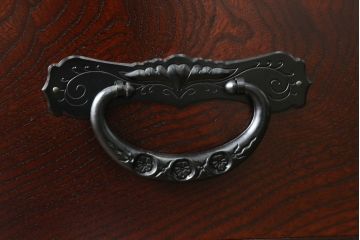 中古　美品　仙台民芸箪笥(仙台箪笥)　欅産業　凝ったつくりの大振りの金具が目を惹く仙台箪笥サイドボード(サイドチェスト、ローチェスト、収納箪笥、衣装箪笥、引き出し)(R-073049)