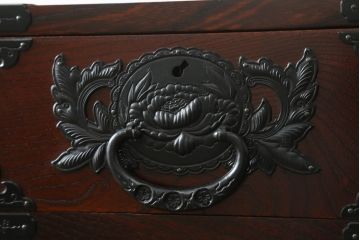 中古　美品　仙台民芸箪笥(仙台箪笥)　欅産業　凝ったつくりの大振りの金具が目を惹く仙台箪笥サイドボード(サイドチェスト、ローチェスト、収納箪笥、衣装箪笥、引き出し)(R-073049)