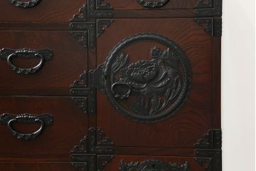 中古　美品　仙台民芸箪笥(仙台箪笥)　欅産業　凝ったつくりの大振りの金具が目を惹く仙台箪笥サイドボード(サイドチェスト、ローチェスト、収納箪笥、衣装箪笥、引き出し)(R-073049)